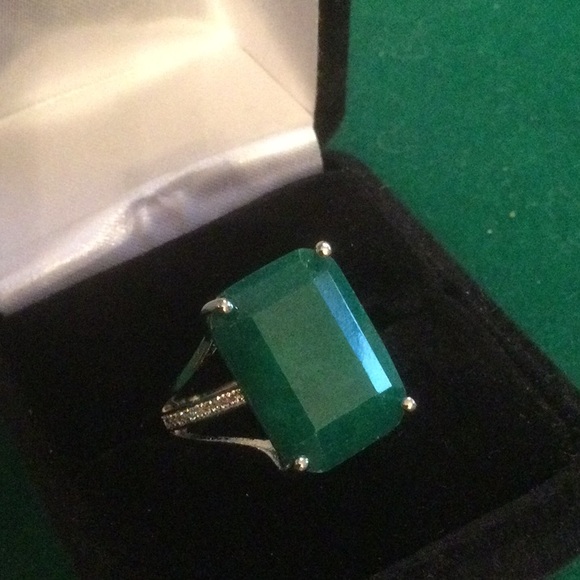 Amazing Emerald Cut Genuine Emerald at Wholesale - Picture 3 of 11